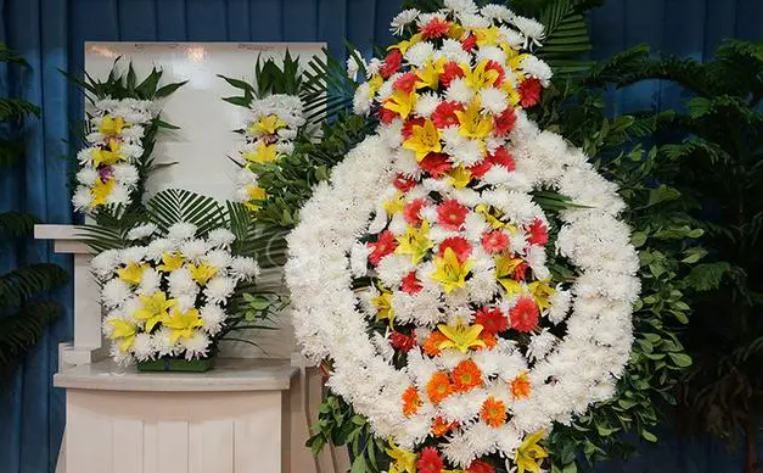 在丧葬一条龙过程中，是否可以选择不同风格的花圈和祭奠用花？